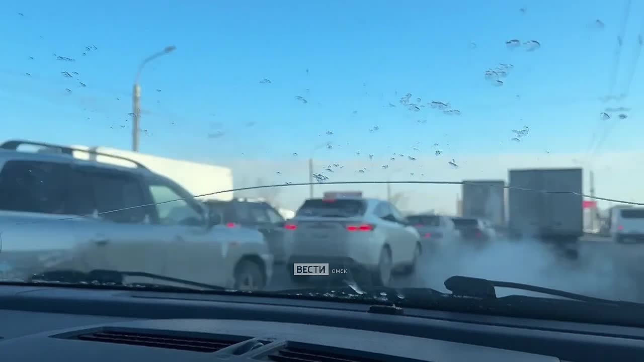 Утро в Омске началось с пробок на мостах города