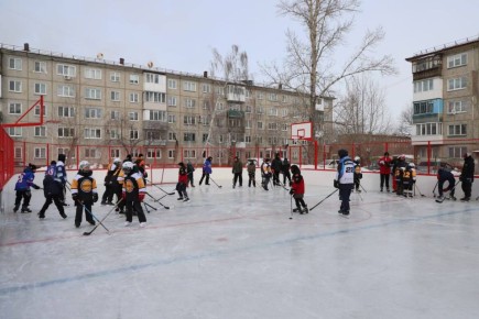 Побывал сегодня во дворе дома на 50 лет ВЛКСМ, 4а. Местная хоккейная коробка здесь получила вторую жизнь — в прошлом году её обновили по программе модернизации, которую реализуют хоккейный клуб «Авангард» и Правительство...