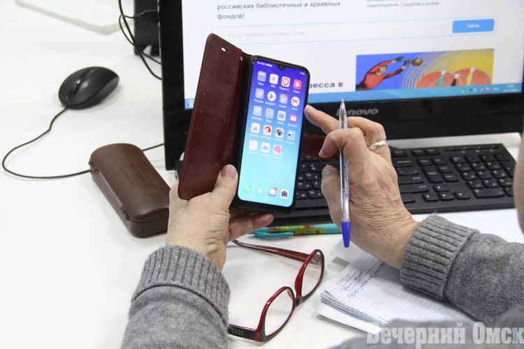 Пенсионеры и граждане с инвалидностью могут оформить электронное удостоверение в мессенджере MAX