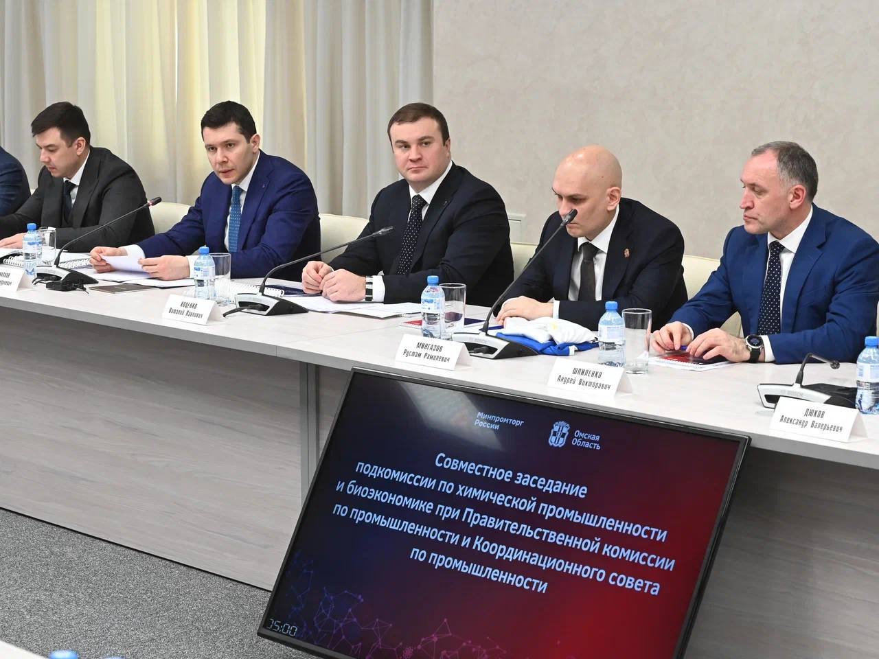 В Омске Антон Алиханов и Виталий Хоценко обсудили развитие химической промышленности