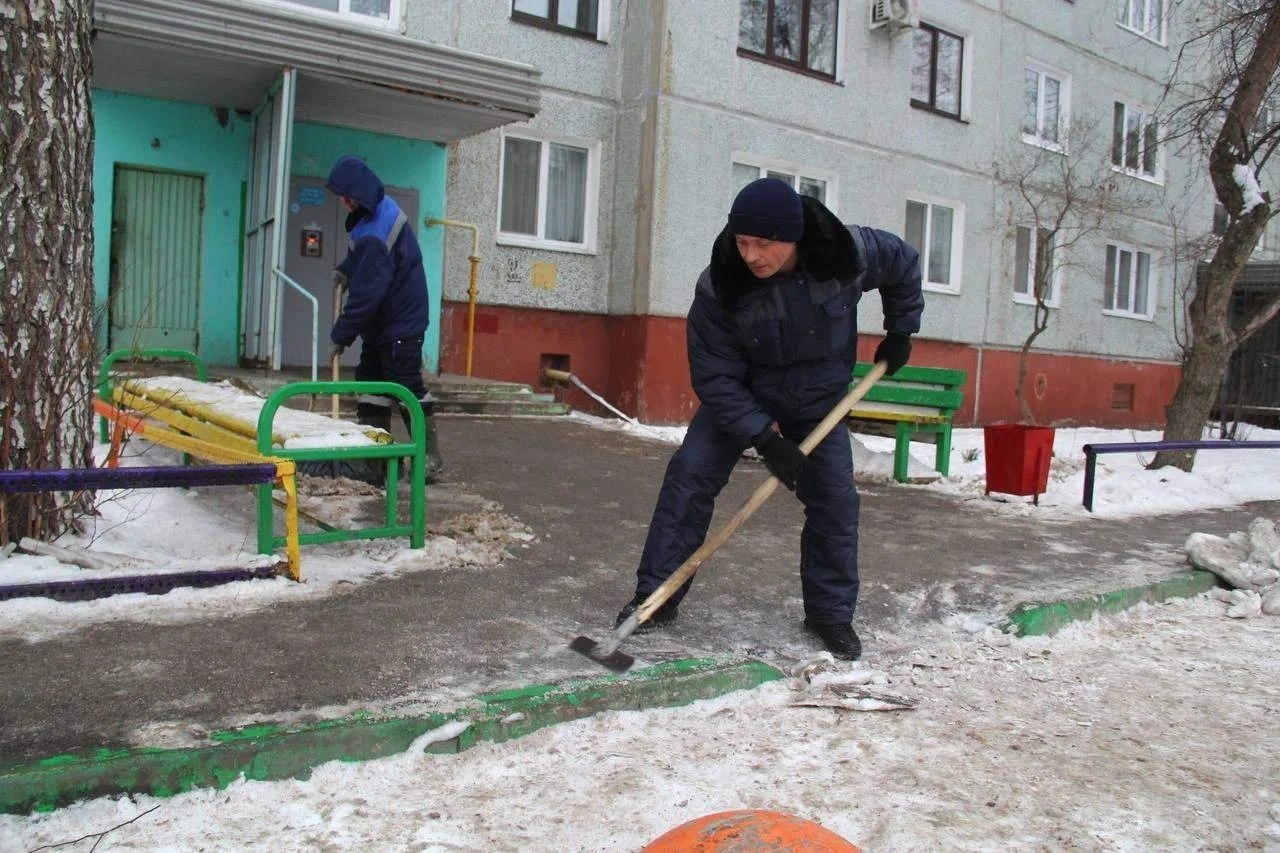 Омичам напоминают, кто отвечает за уборку снега и наледи в период потепления и активного снеготаяния
