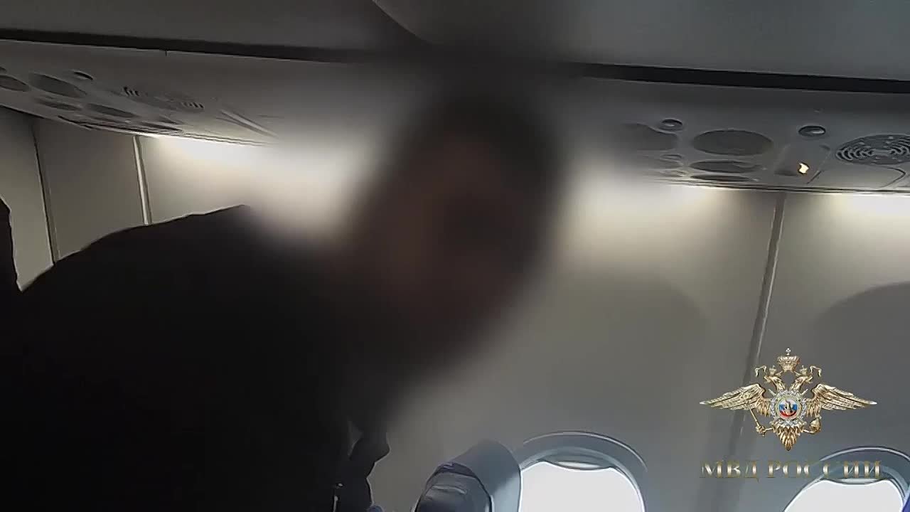 Пьяного омича пришлось связать скотчем в самолете