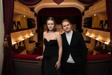 Бутерброды с икрой и вечерние платья: омский «Авангард» создал ажиотаж в театре драмы