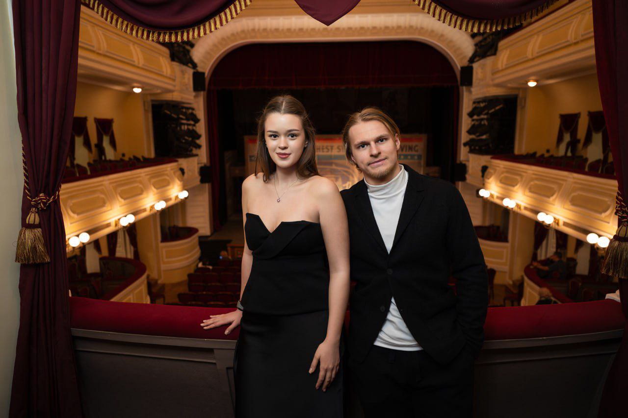 Бутерброды с икрой и вечерние платья: омский «Авангард» создал ажиотаж в театре драмы