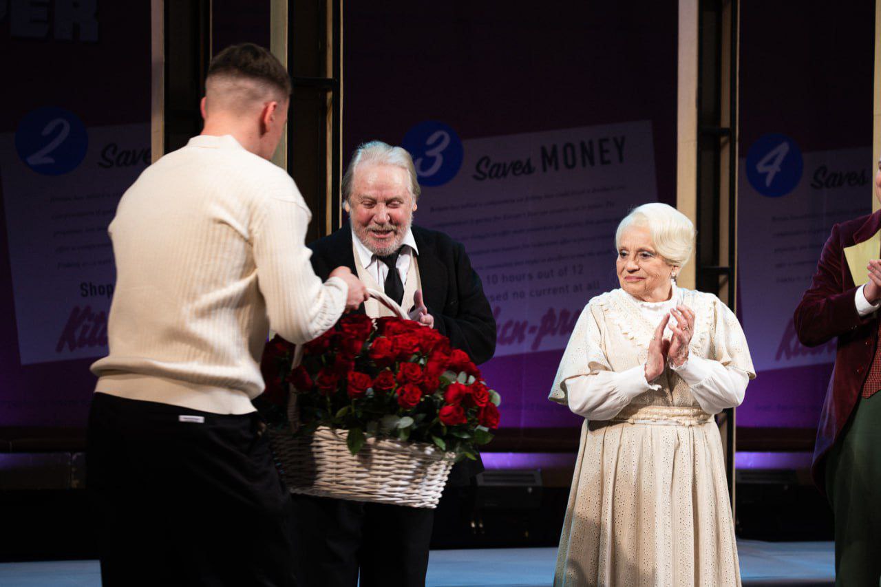 Бутерброды с икрой и вечерние платья: омский «Авангард» создал ажиотаж в театре драмы Бутерброды с икрой и вечерние платья: омский «Авангард» создал ажиотаж в театре драмы