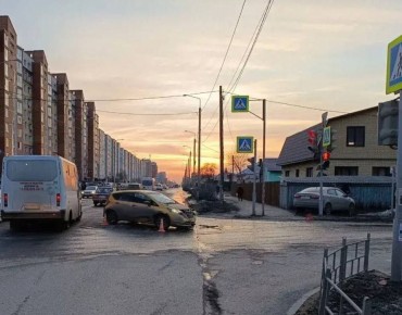 В Омске иномарка вылетела на тротуар и сбила двух школьниц