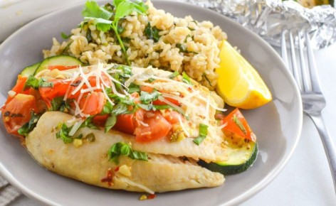 Аппетитная запеченная рыба с овощами и рисом