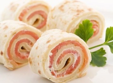 Вкусное угощение: закуска с семгой и ветчиной