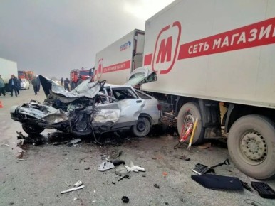 Авария с двумя большегрузами унесла жизнь водителя легковушки