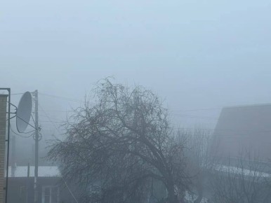 Доброе утро, омичи! Сегодня утром Омск накрыл густой туман. Причиной стали перепады температур. Туман наблюдается на городских дорогах и на загородных трассах. В аэропорту задержаны несколько рейсов