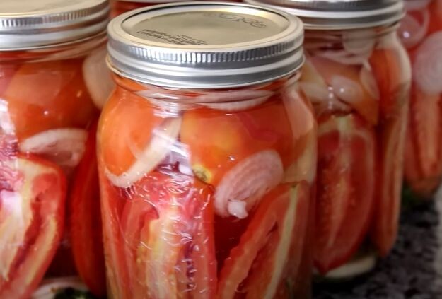 Наслаждайтесь летом круглый год: помидоры в желатине с луком
