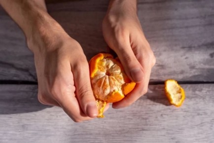 Не выбрасывайте! Как использовать кожуру мандаринов, бананов и ананасов в домашнем хозяйстве