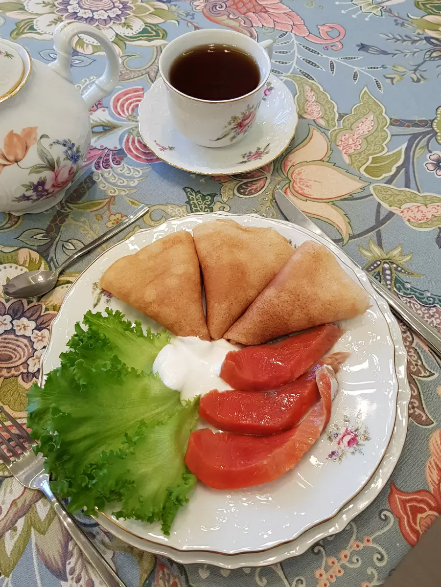 Блины из полбяной муки с соленой неркой, сметаной и листьями салата