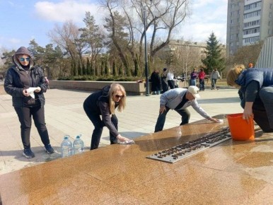 В Центральном округе Омска приступили к приведению в порядок мемориалов, посвящённых героям Великой Отечественной войны