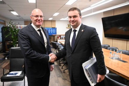 Дмитрий Чернышенко провел рабочую встречу с губернатором Омской области Виталием Хоценко