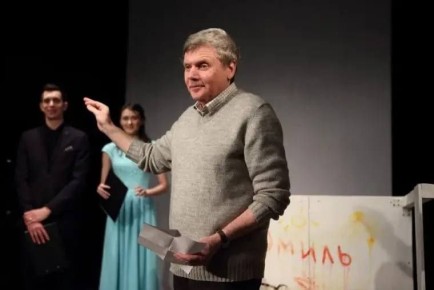 Как стало известно "Вестям Омск", Сергей Тимофеев покидает пост художественного руководителя камерного драматического театра им. В. С. Решетникова