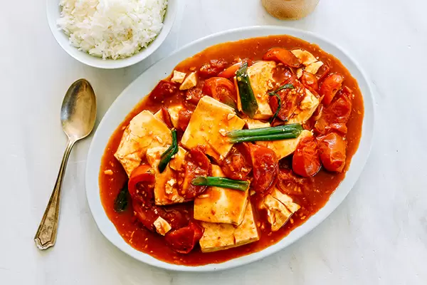 Тофу с томатами по-китайски — простое и вкусное блюдо