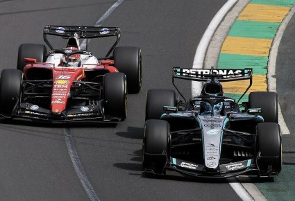 Рассел радуется первой победе в сезоне на Гран-при Австралии