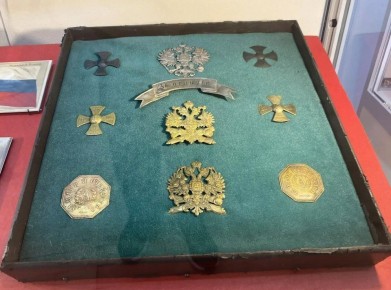 В Омском музее просвещения в рамках музейного проекта «Моя коллекция» открылась выставка «Храбрость и честь. Слава Отечества в орденах и медалях Российской империи»