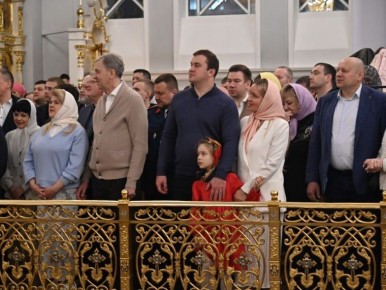 Омский губернатор с супругой и дочерью встретил Пасху в Успенском соборе