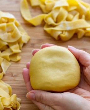 Как легко приготовить идеальное тесто для лапши и вареников: пошаговое руководство