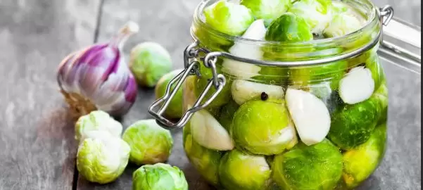 Почему стоит попробовать маринованную брюссельскую капусту с чесноком и перцем?