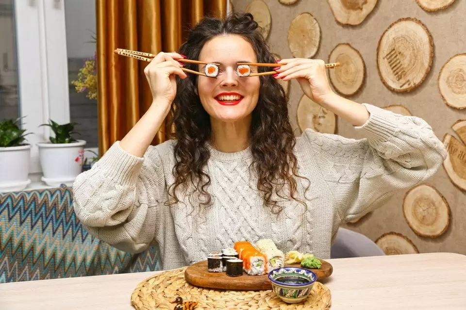 Оренбурженка выиграла дело против кафе за отравление роллами