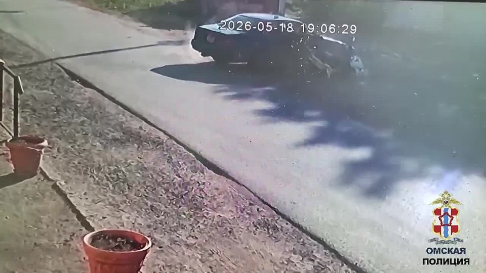 В Омской области подростки на скутере врезались в легковой автомобиль