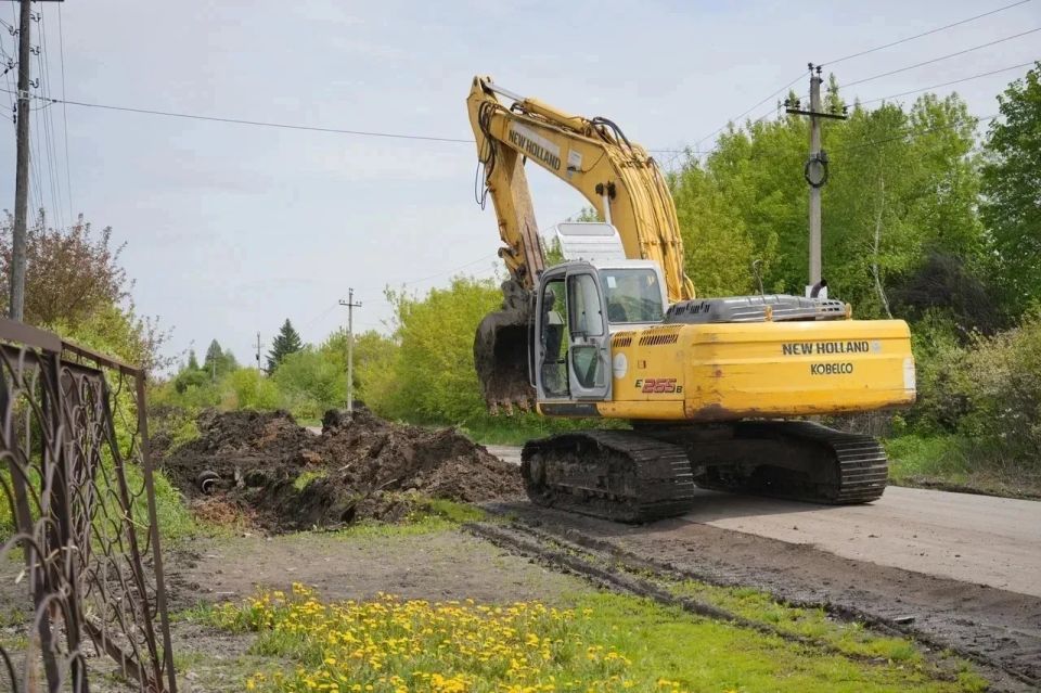 Несмотря на сложные погодные условия, в Осташковском дачном массиве под контролем оперативного штаба, созданного по решению губернатора Виталия Хоценко, продолжилось обустройство системы водоотвода