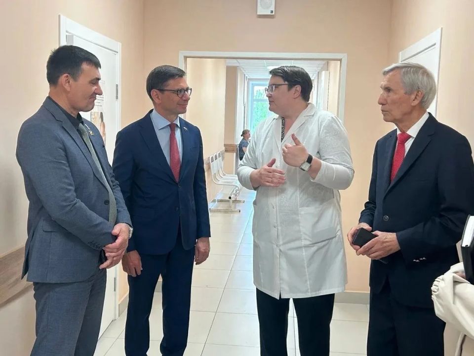 В рамках контроля за реализацией народной программы депутат Государственной Думы от «Единой России» Игорь Антропенко посетил ключевые социальные объекты Большереченского района В рамках контроля за реализацией народной программы депутат Государственной Думы от «Единой России» Игорь Антропенко посетил ключевые социальные объекты Большереченского района