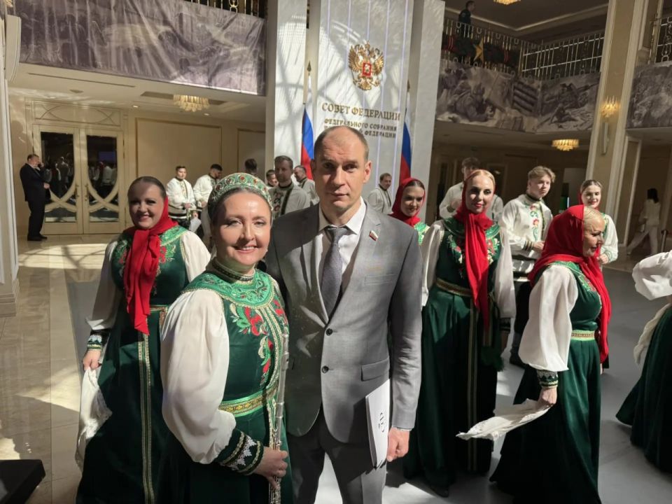 Сегодня перед пленарным заседанием в Совете Федерации Государственный академический Омский народный хор представил программу «Наследники Сибири»