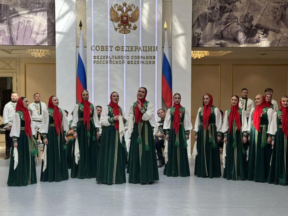 Сегодня перед пленарным заседанием в Совете Федерации Государственный академический Омский народный хор представил программу «Наследники Сибири» Сегодня перед пленарным заседанием в Совете Федерации Государственный академический Омский народный хор представил программу «Наследники Сибири»
