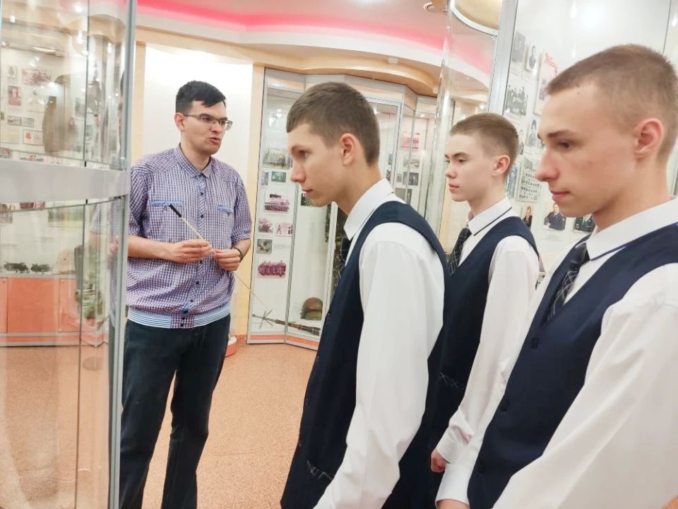 От истории полиции до подвига героев: воспитанники Омского СУВУ побывали в музее УМВД От истории полиции до подвига героев: воспитанники Омского СУВУ побывали в музее УМВД