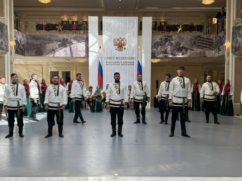 Сегодня перед пленарным заседанием в Совете Федерации Государственный академический Омский народный хор представил программу «Наследники Сибири» Сегодня перед пленарным заседанием в Совете Федерации Государственный академический Омский народный хор представил программу «Наследники Сибири»