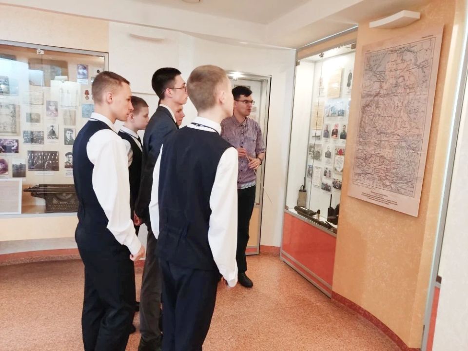 От истории полиции до подвига героев: воспитанники Омского СУВУ побывали в музее УМВД От истории полиции до подвига героев: воспитанники Омского СУВУ побывали в музее УМВД