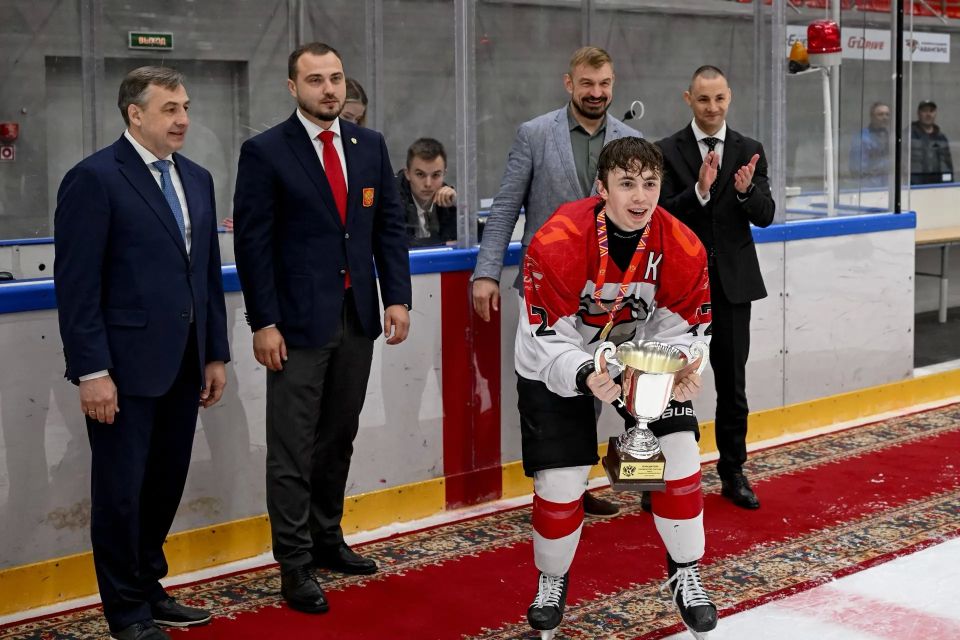 Виталий Хоценко: Второй год подряд наши «Ястребы» чемпионы Первенства России по хоккею среди юниоров до 18 лет Виталий Хоценко: Второй год подряд наши «Ястребы» чемпионы Первенства России по хоккею среди юниоров до 18 лет