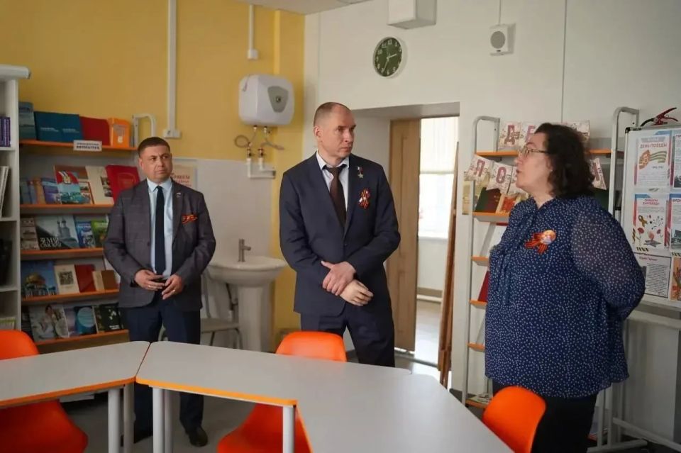 Сенатор Российской Федерации («Единая Россия»), Герой России Дмитрий Перминов вместе с советником генерального директора ООО «Сибирские колбасы» Михаилом Каракозом осмотрели объекты социальной инфраструктуры в Любимовском... Сенатор Российской Федерации («Единая Россия»), Герой России Дмитрий Перминов вместе с советником генерального директора ООО «Сибирские колбасы» Михаилом Каракозом осмотрели объекты социальной инфраструктуры в Любимовском...