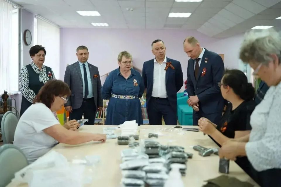 Сенатор Российской Федерации («Единая Россия»), Герой России Дмитрий Перминов вместе с советником генерального директора ООО «Сибирские колбасы» Михаилом Каракозом осмотрели объекты социальной инфраструктуры в Любимовском... Сенатор Российской Федерации («Единая Россия»), Герой России Дмитрий Перминов вместе с советником генерального директора ООО «Сибирские колбасы» Михаилом Каракозом осмотрели объекты социальной инфраструктуры в Любимовском...