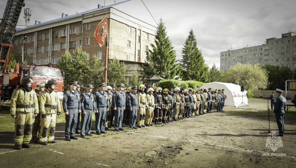 Два напряженных дня, 13 команд: в Омске прошел смотр-конкурс на звание «Лучшее звено газодымозащитной службы» Два напряженных дня, 13 команд: в Омске прошел смотр-конкурс на звание «Лучшее звено газодымозащитной службы»