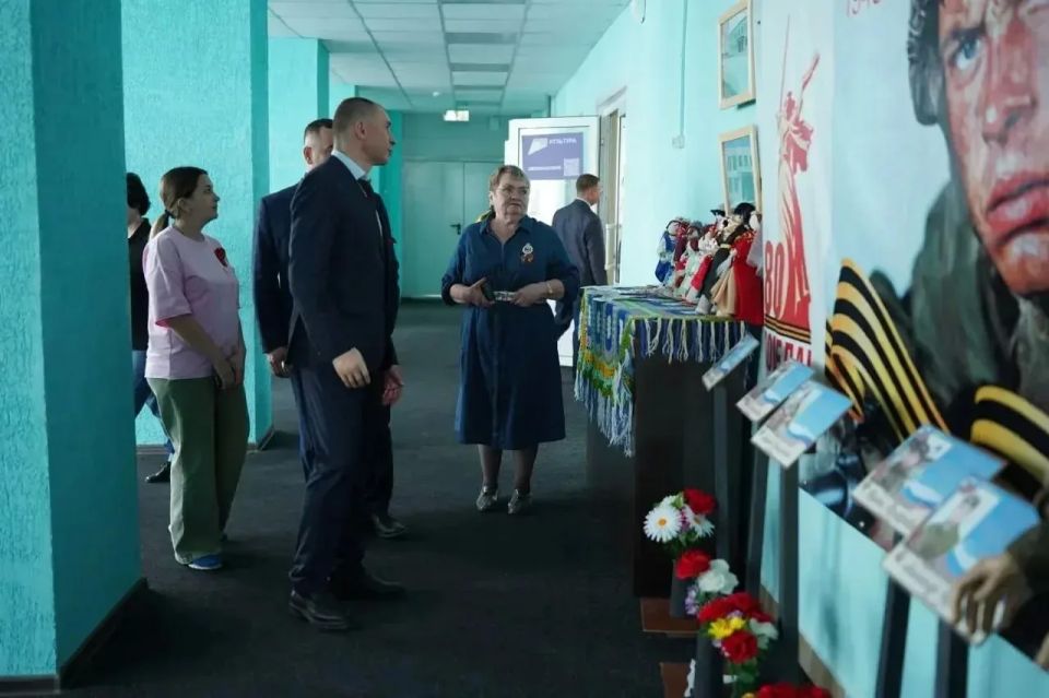 Сенатор Российской Федерации («Единая Россия»), Герой России Дмитрий Перминов вместе с советником генерального директора ООО «Сибирские колбасы» Михаилом Каракозом осмотрели объекты социальной инфраструктуры в Любимовском... Сенатор Российской Федерации («Единая Россия»), Герой России Дмитрий Перминов вместе с советником генерального директора ООО «Сибирские колбасы» Михаилом Каракозом осмотрели объекты социальной инфраструктуры в Любимовском...
