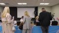 Участники Весеннего полумарафона «ЗАБЕГ.РФ» получают стартовые пакеты с номерами и атрибутикой