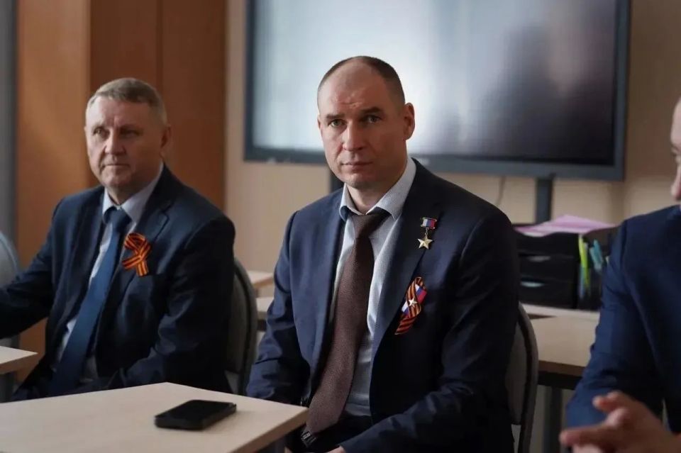 Сенатор Российской Федерации («Единая Россия»), Герой России Дмитрий Перминов собирает наказы от жителей райнов Омской области для включения в Народную программу на ближайшие 5 лет Сенатор Российской Федерации («Единая Россия»), Герой России Дмитрий Перминов собирает наказы от жителей райнов Омской области для включения в Народную программу на ближайшие 5 лет