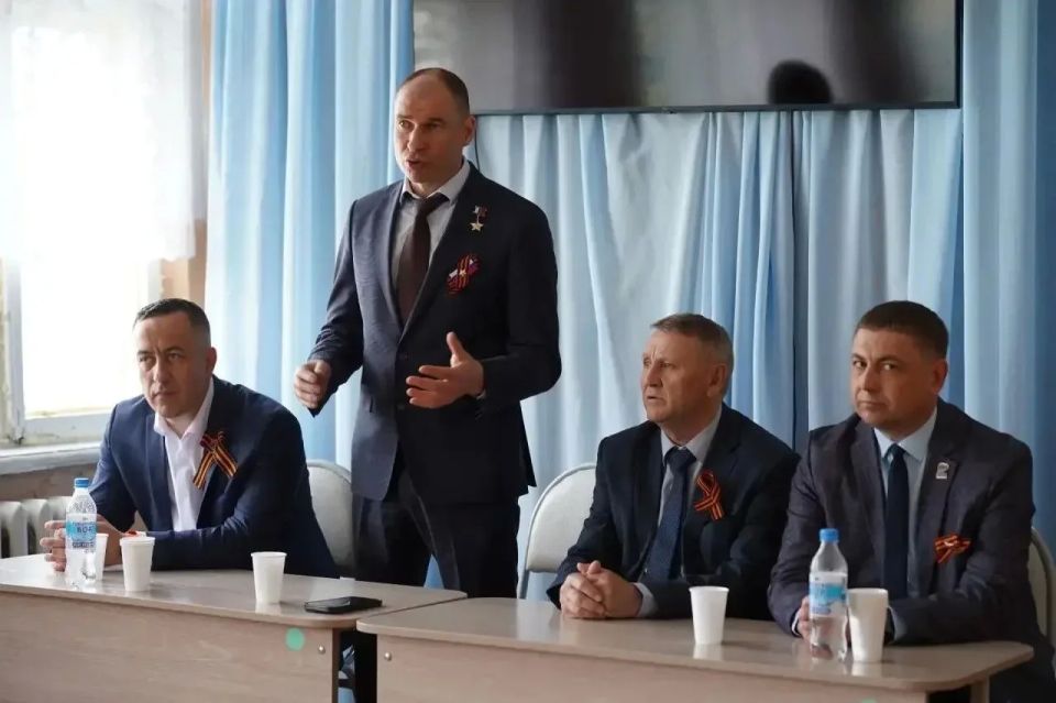 Сенатор Российской Федерации («Единая Россия»), Герой России Дмитрий Перминов собирает наказы от жителей райнов Омской области для включения в Народную программу на ближайшие 5 лет Сенатор Российской Федерации («Единая Россия»), Герой России Дмитрий Перминов собирает наказы от жителей райнов Омской области для включения в Народную программу на ближайшие 5 лет