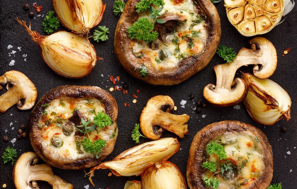 Фаршированные шампиньоны с ветчиной и сыром: легкость и вкус в каждой «корзиночке»