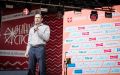 В Омске прошел Цветочный забег, на старт которого выходят прекрасные женщины, девушки, девочки