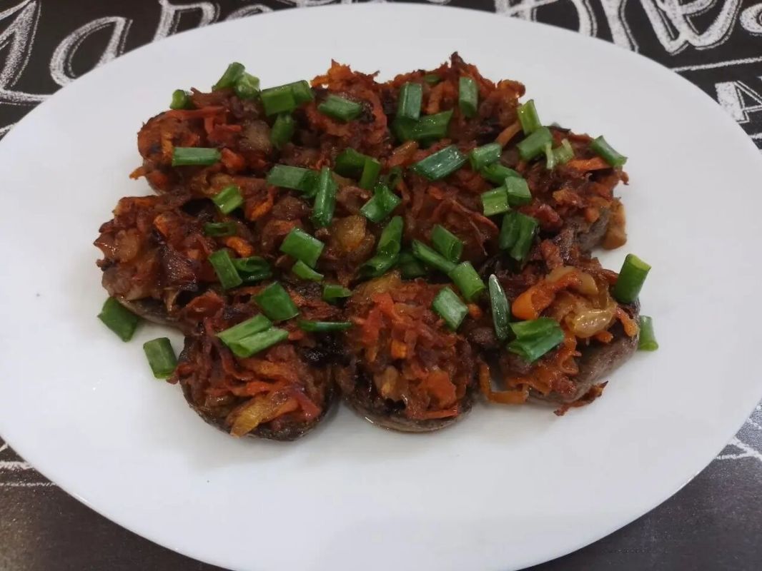 Праздник вкуса: запечённые грибы с морковью и луком