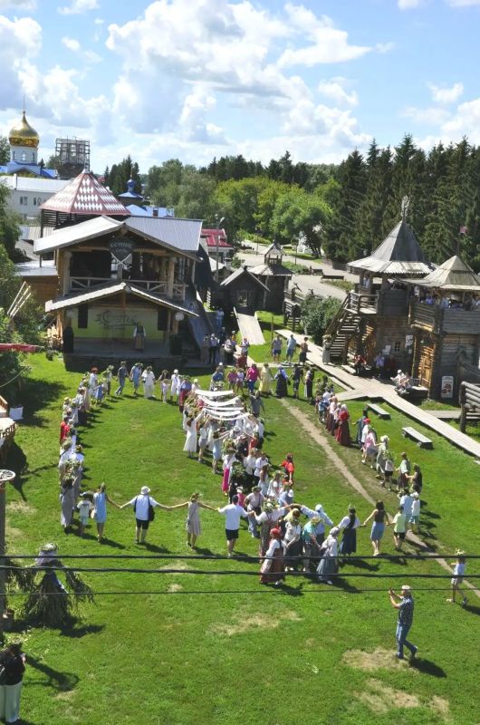 В Большереченском музее-заповеднике «Старина Сибирская» прошёл фольклорно-обрядовый праздник «Иван Купала», который посетило 950 человек