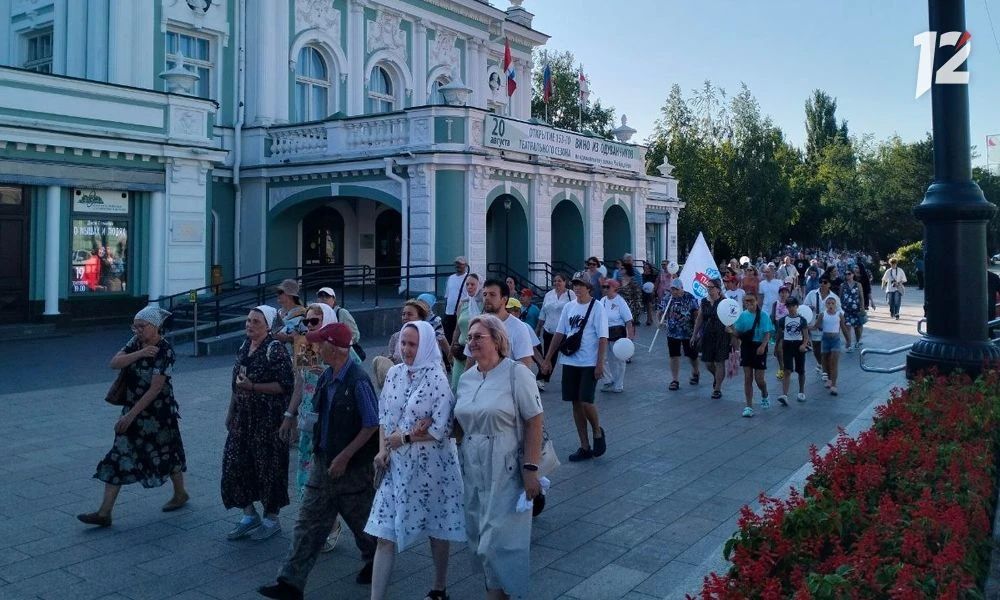 Сотни семей объединил праздничный парад в центре Омска Сотни семей объединил праздничный парад в центре Омска
