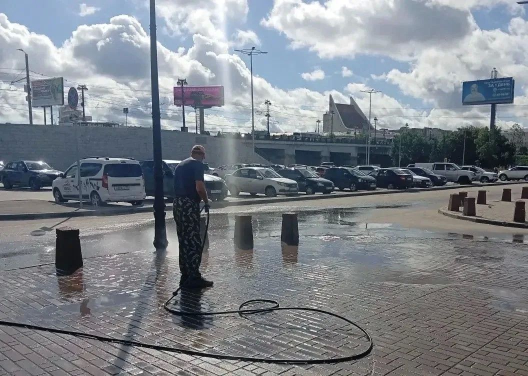 Городские службы охлаждают Омск в жару Городские службы охлаждают Омск в жару