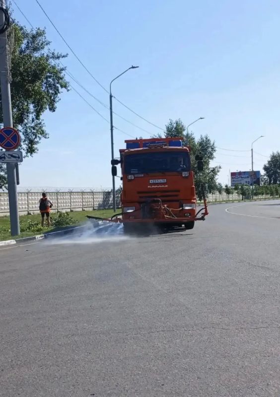 Сергей Шелест: Рабочие городского Управления дорожного хозяйства и благоустройства наводят чистоту и охлаждают пространства скверов и дорожной инфраструктуры Сергей Шелест: Рабочие городского Управления дорожного хозяйства и благоустройства наводят чистоту и охлаждают пространства скверов и дорожной инфраструктуры